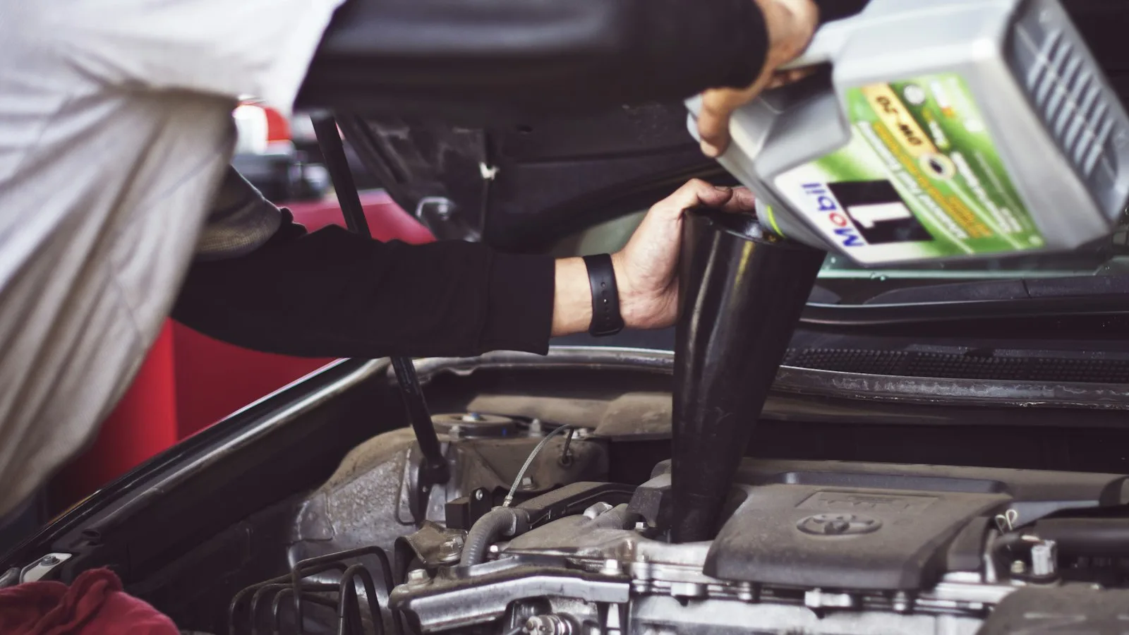 Emergency Car Battery Jump Starters: How Portable Power Banks Save You from Roadside Breakdown